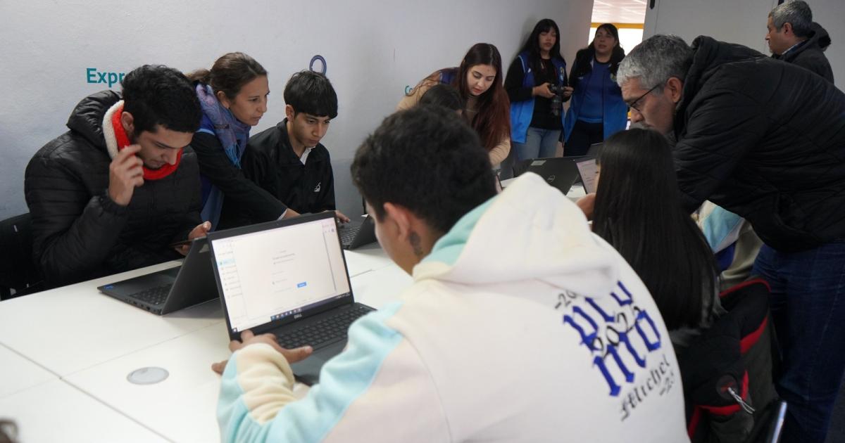 Beneficiaraacuten con becas a alumnos de la Esc Secundaria Municipal