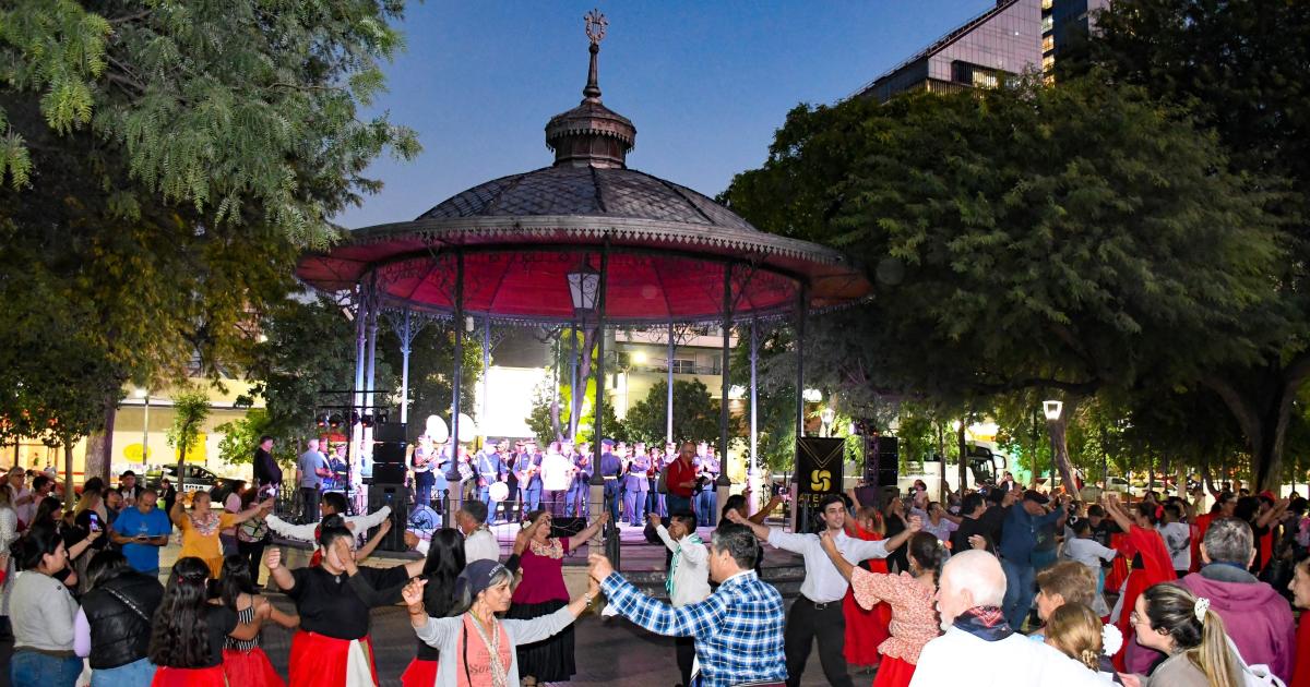 Se dictaraacuten talleres gratuitos de danzas folcloacutericas en plaza Libertad
