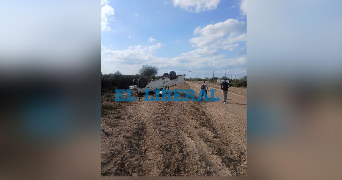 Intentoacute recoger un objeto mientras manejaba perdioacute el control y volcoacute la camioneta