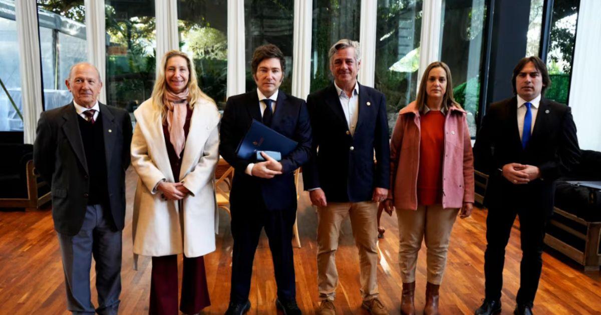 Milei se reunioacute con la Mesa de Enlace en La Rural y se fue sin hablar con la prensa