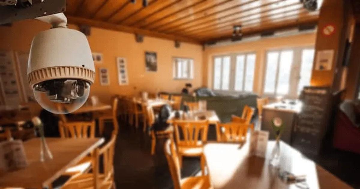 Comieron en un restaurante y se fueron sin pagar pero un iacutenfimo detalle los delatoacute