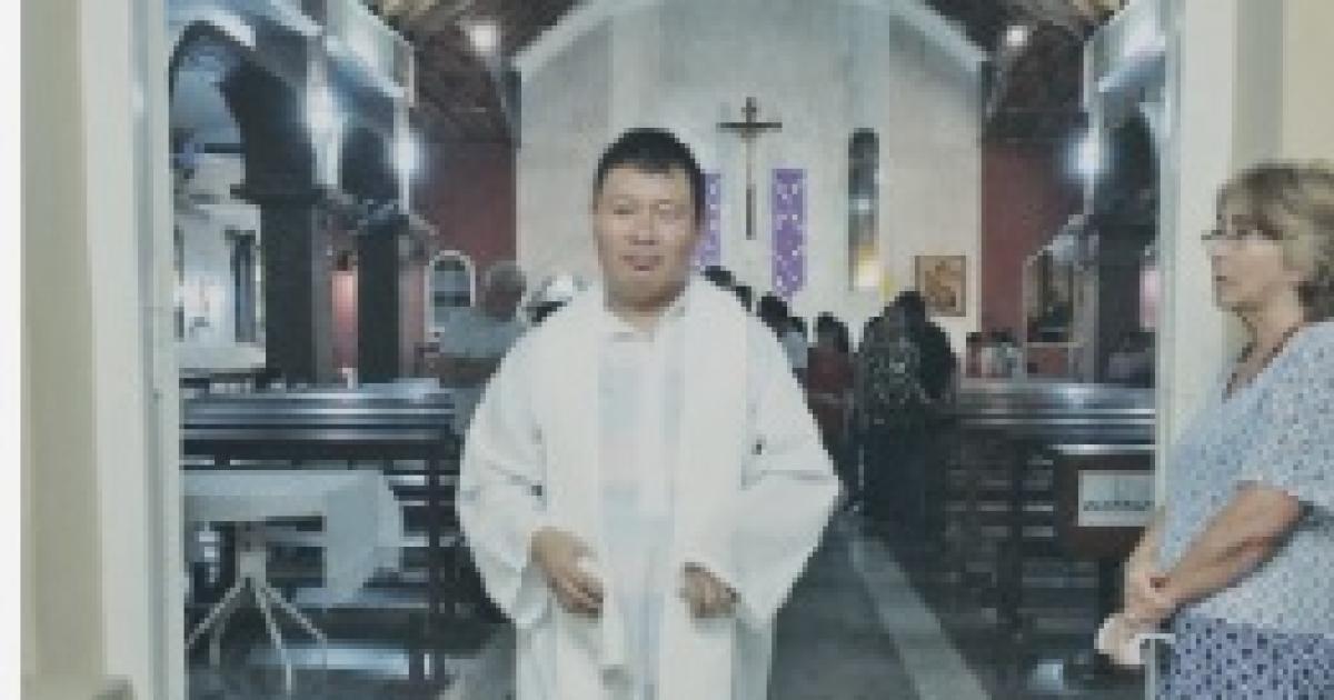 Hackearon el WhatsApp de un sacerdote- Él no pide dinero