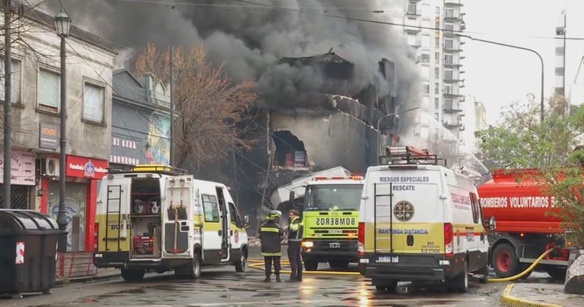 Los bomberos siguen trabajando en el lugar