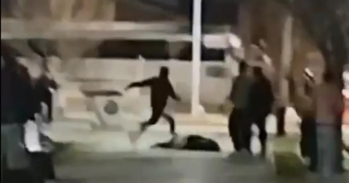 VIDEO  Brutal ataque a un joven- un policiacutea le pateoacute la cabeza cuando estaba tirando en el piso