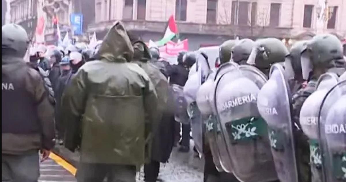 Otra marcha de jubilados frente al Congreso terminoacute con represioacuten y un operativo desmedido