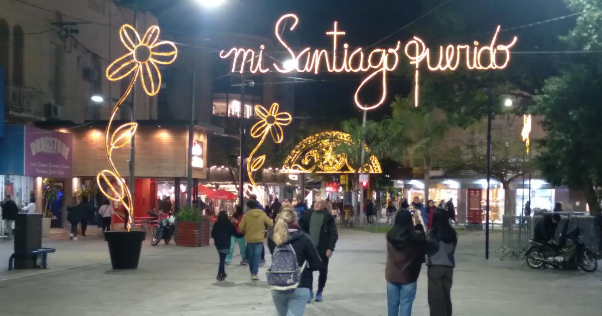 FOTOS  Luces guirnaldas y color visten las calles del centro santiagueño por el mes aniversario