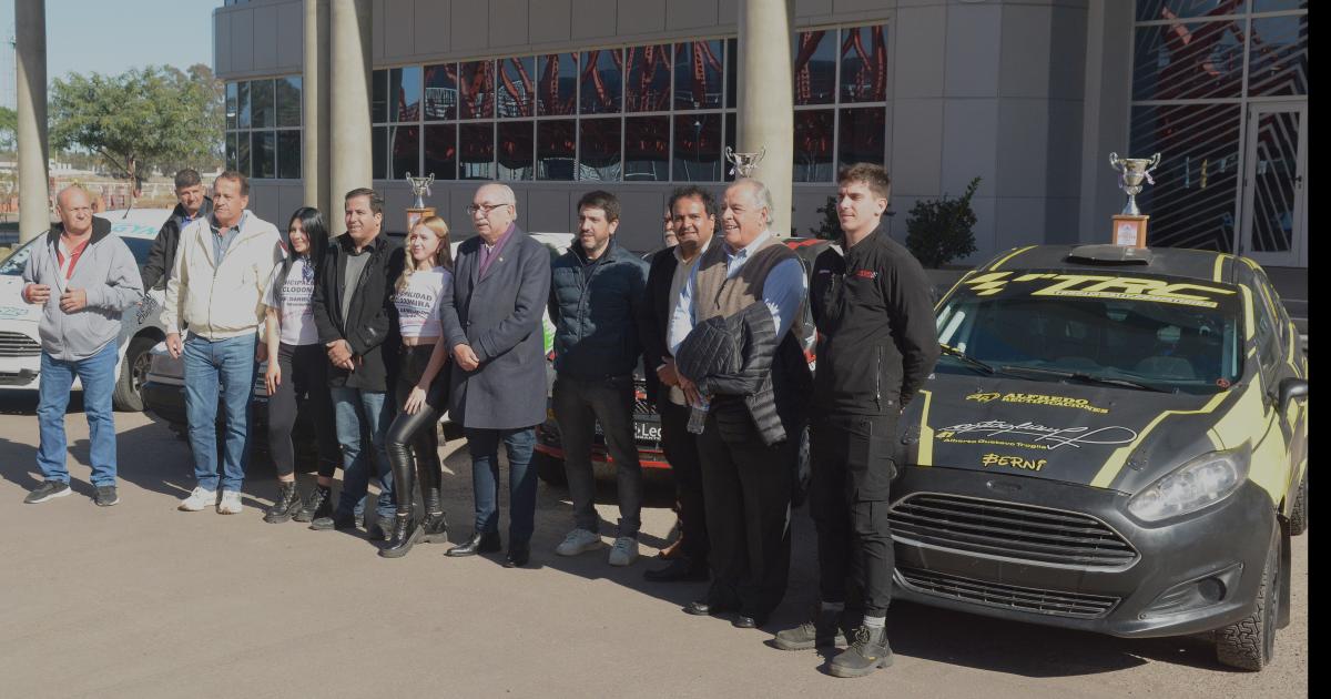 MOMENTO Pilotos dirigentes y funcionarios encabezaron la presentación de la cuarta fecha del Rally Santiagueño