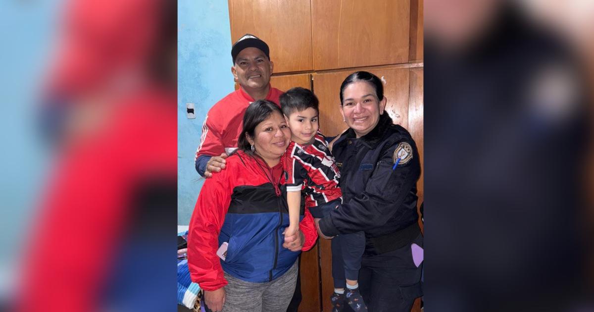 Una policiacutea salvoacute la vida de un nintildeo que se habiacutea atragantado con un palito de chupetiacuten