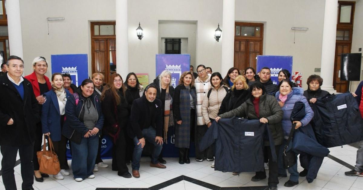 Fuentes entregoacute uniformes para el personal de los comedores municipales y de la cocina central