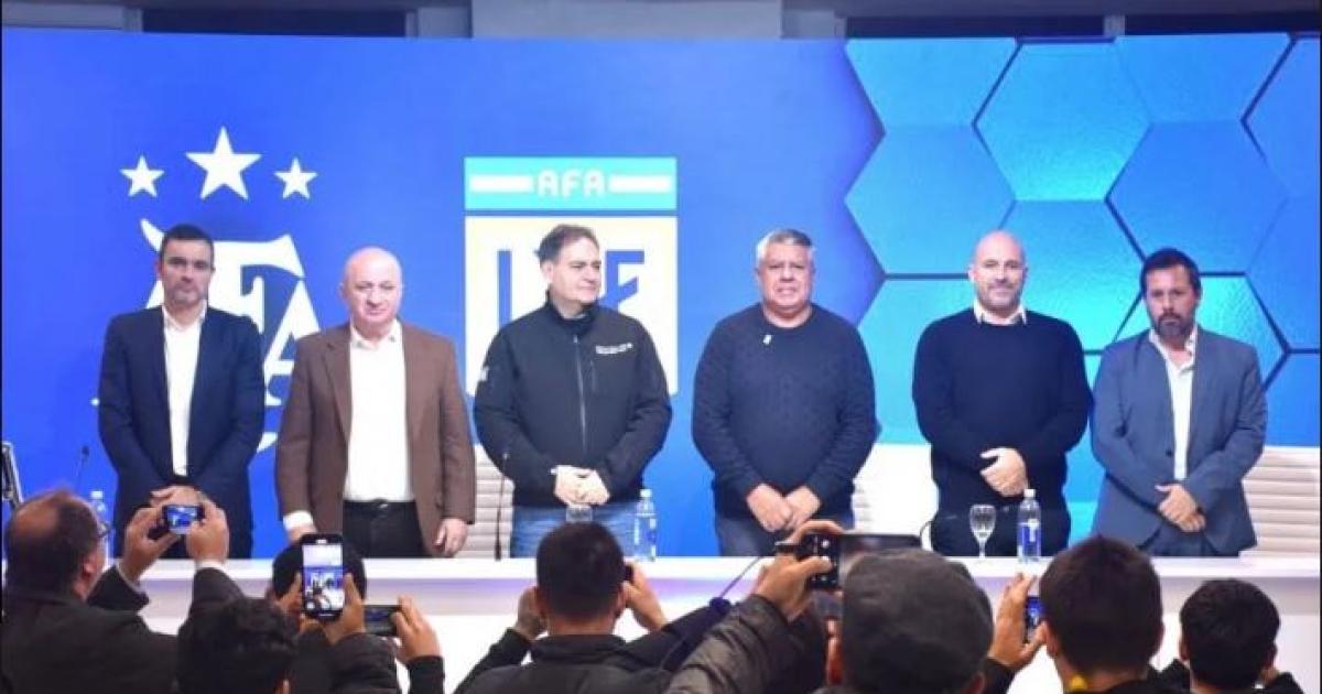 Chiqui Tapia anuncioacute la vuelta de los visitantes al fuacutetbol argentino