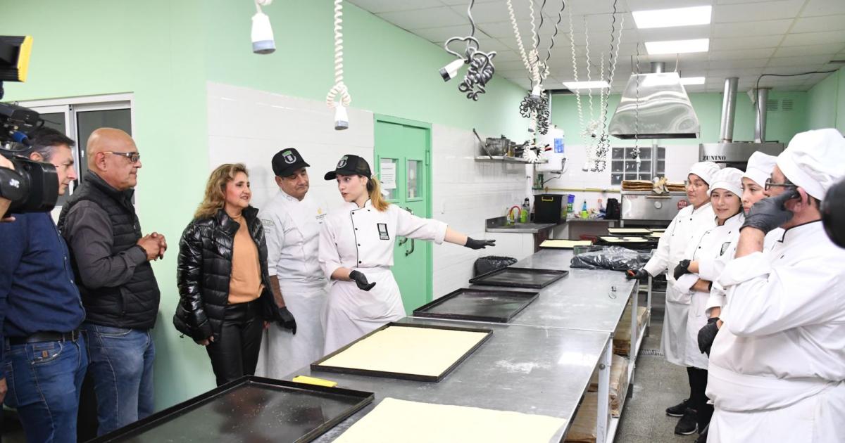 Fuentes visitoacute el Sindicato de Pasteleros que elabora el alfajor gigante en homenaje a la ciudad