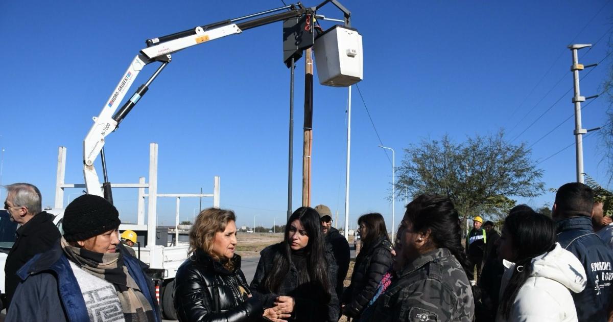 Fuentes supervisoacute la restauracioacuten de alumbrado puacuteblico en la colectora de Circunvalacioacuten