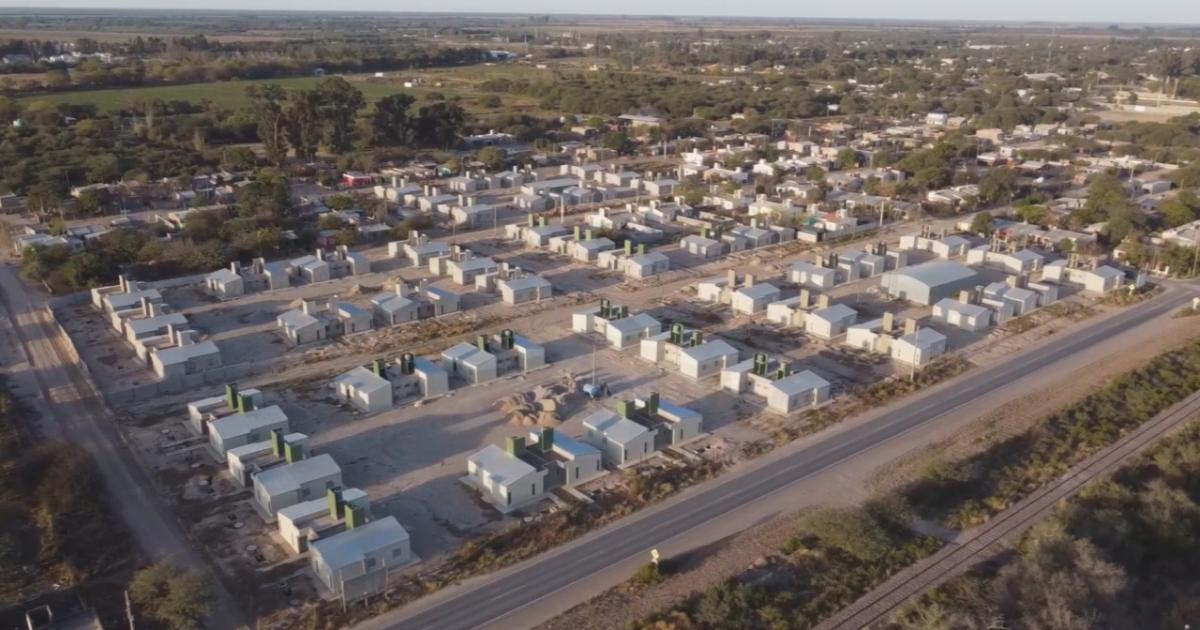 Celebran la reanudacioacuten de la construccioacuten de 100 casas en Fernaacutendez