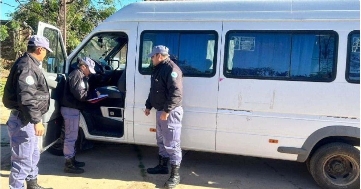 Secuestran combi robada en Coacuterdoba con diecisiete evangeacutelicos santiaguentildeos