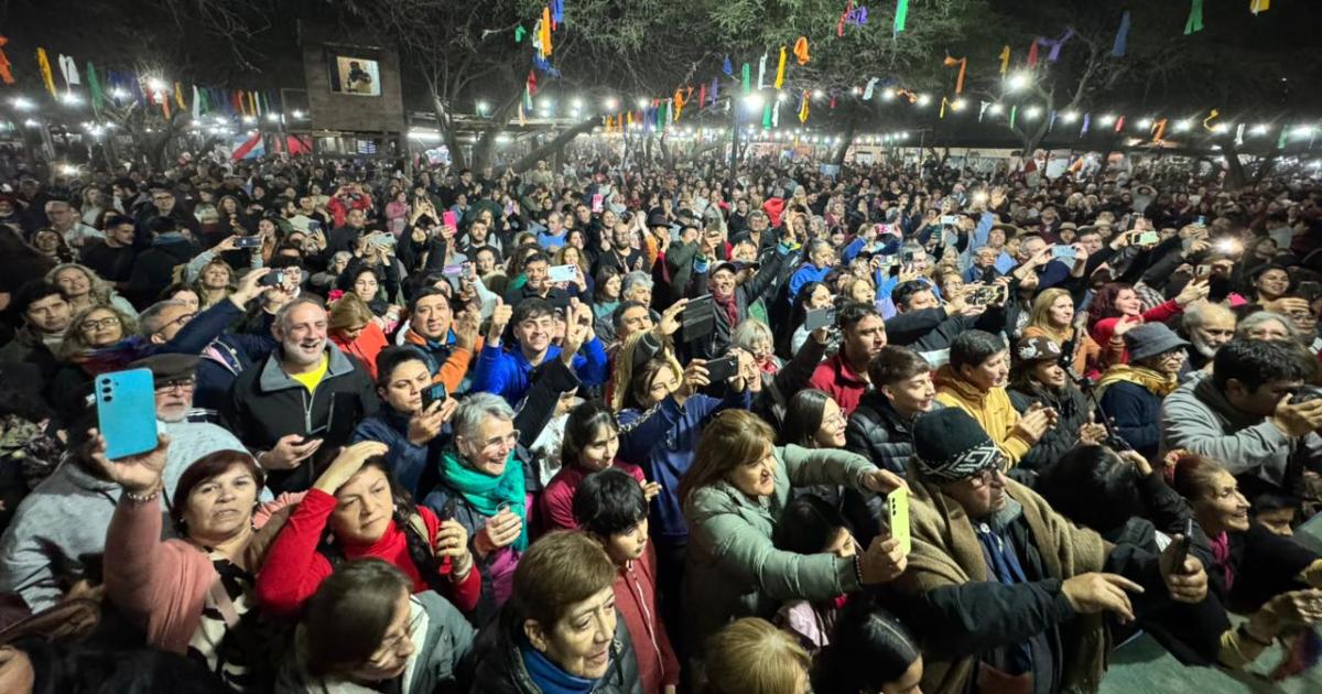 Una multitud disfrutoacute de la vigilia en el Patio del Indio a la espera de la Marcha de los Bombos