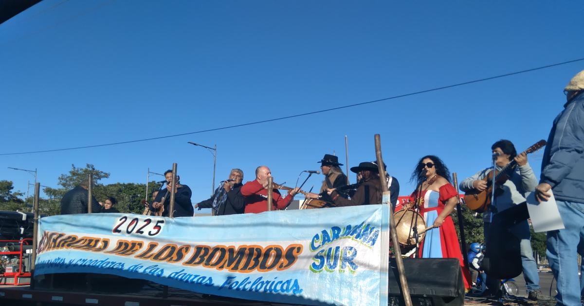 La columna del San Germeacutes avanzoacute con violines y acordeones en la Marcha de los Bombos