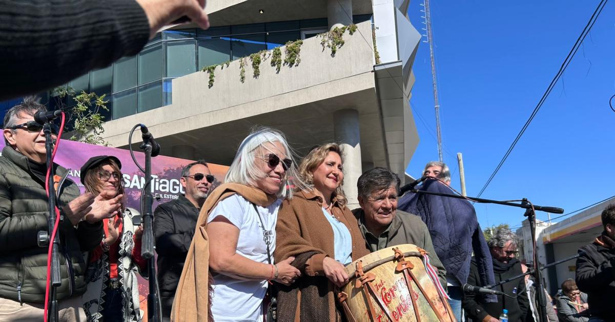 Norma Fuentes acompantildeoacute la Marcha de los Bombos y destacoacute su valor cultural y turiacutestico
