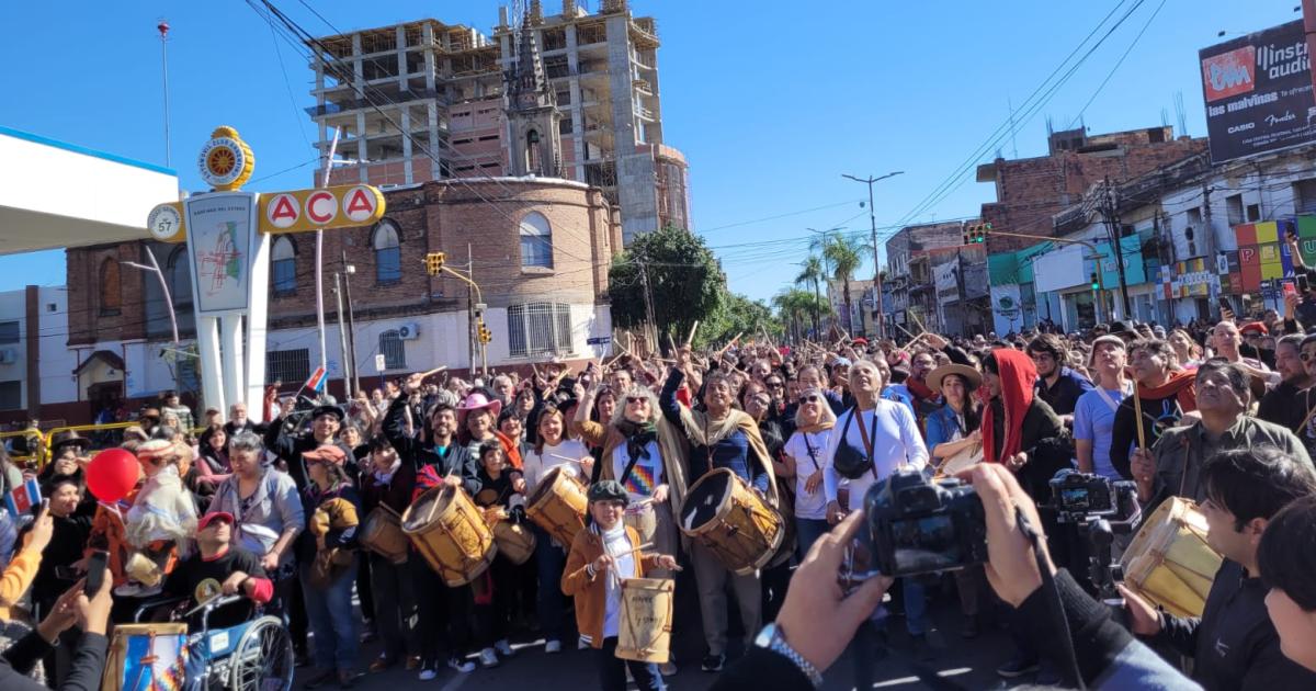 Lo que dejoacute la Marcha de los Bombo- las mejores imaacutegenes en la Madre de Ciudades