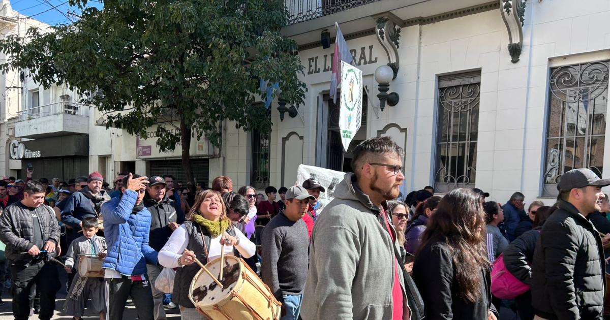 VIDEO- Como cada antildeo la Marcha de los Bombos regaloacute su paso frente a El Liberal