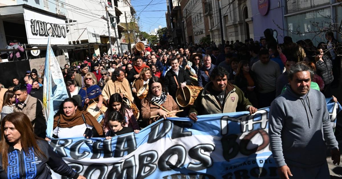 Una multitud participoacute de las XXIII Marchas de los Bombos y de la XI Marcha de Cuerdas y Fuelles Santiaguentildeos
