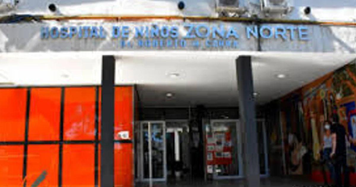 Hirieron a una adolescente con una bala perdida mientras jugaba en su casa