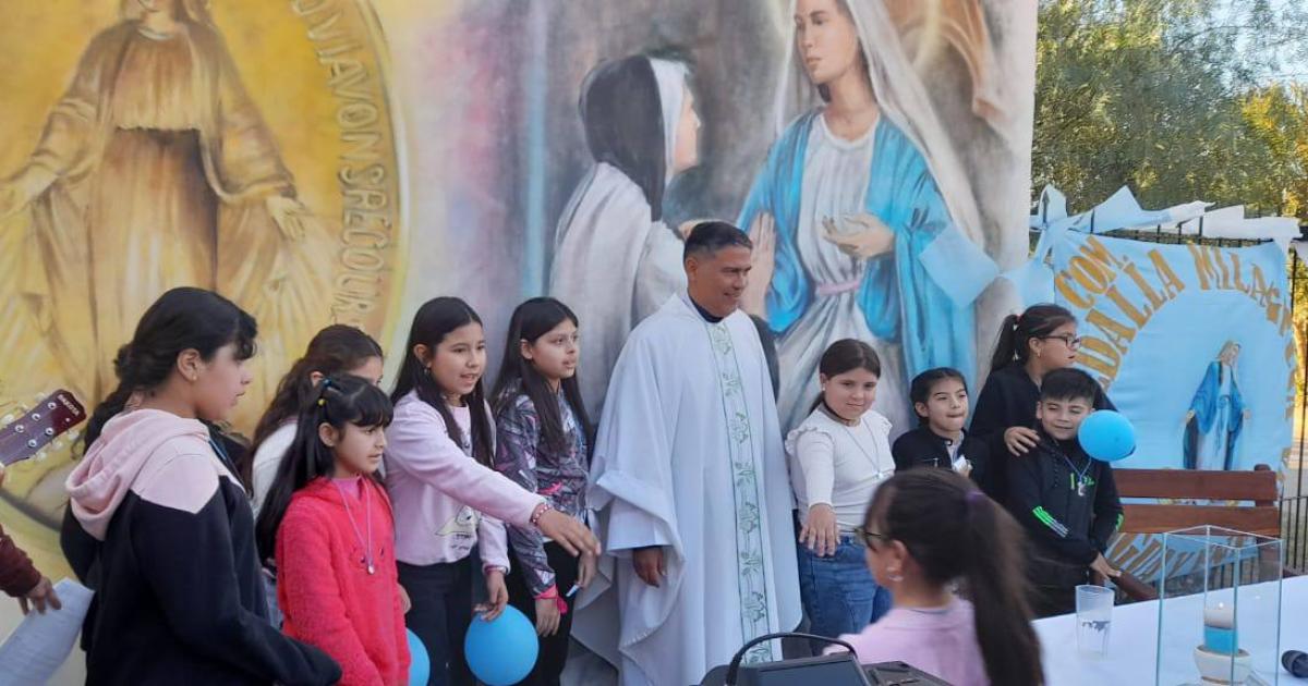 La comunidad de la Medalla Milagrosa celebroacute la fiesta chica