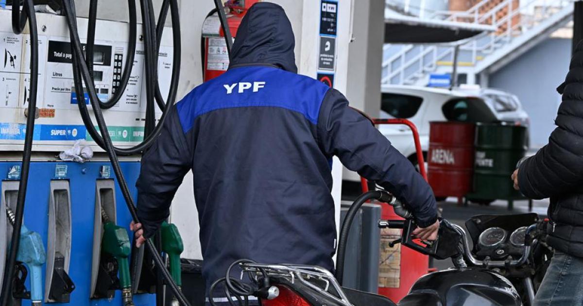 Desde esta medianoche YPF sube el precio de sus combustibles en todo el paiacutes