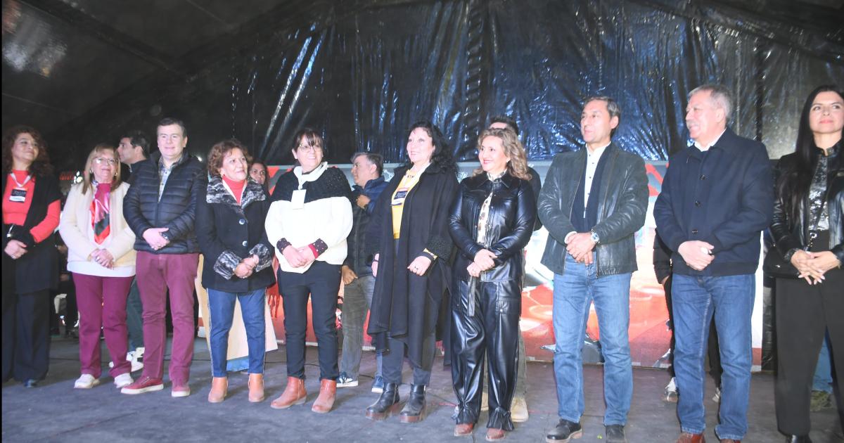 Una multitud disfrutoacute de la vigilia en el Patio del Indio a la espera de la Marcha de los Bombos