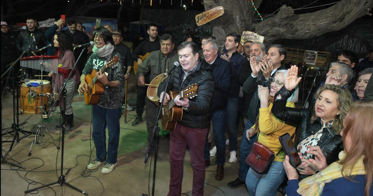 Una multitud disfrutoacute de la vigilia en el Patio del Indio a la espera de la Marcha de los Bombos