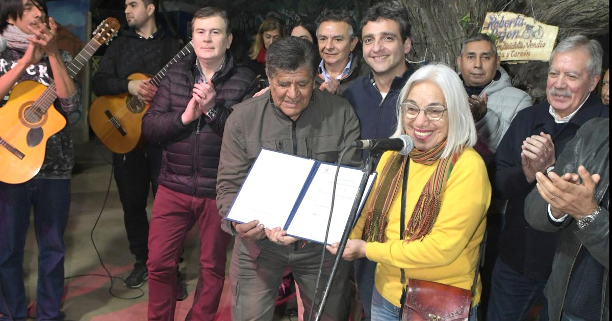 Una multitud disfrutoacute de la vigilia en el Patio del Indio a la espera de la Marcha de los Bombos