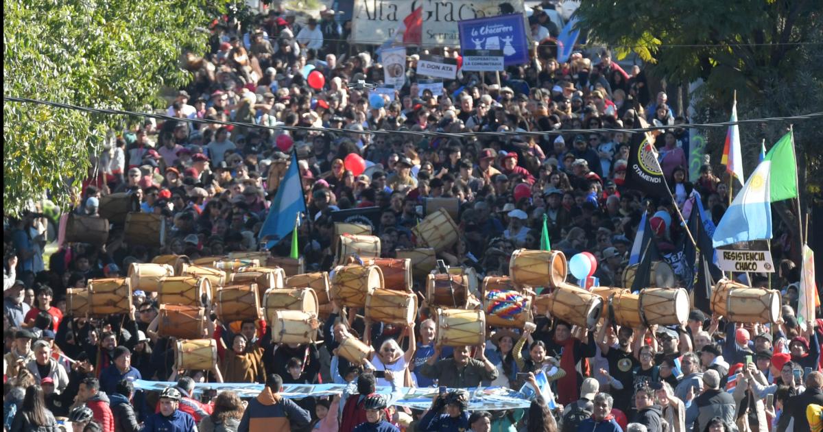 Marcha de los Bombos- Santiago protagonizó una multitudinaria manifestación popular y cultural
