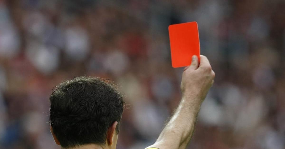 Arbitro discutía con jugador y terció su hijo