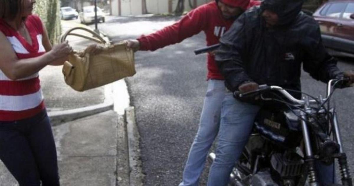 Motochorros atacaron con gas pimienta a una anciana para robarle la cartera