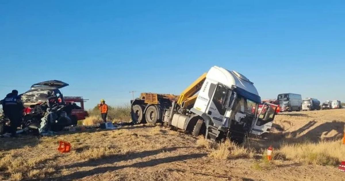 Choque frontal- murieron tres personas y dos niñas pelean por su vidal