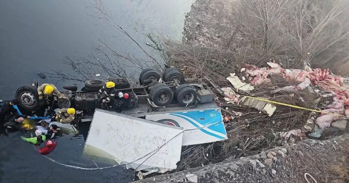 Tragedia en Córdoba- un camión cayó al río y dejó un muerto y un herido tras quedar atrapado por horas