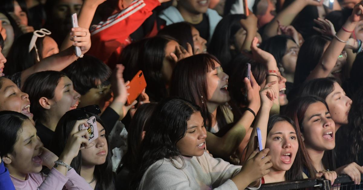 FOTOS  Multitudinario festejo del Diacutea del Amigo en la plaza Antildeoranzas