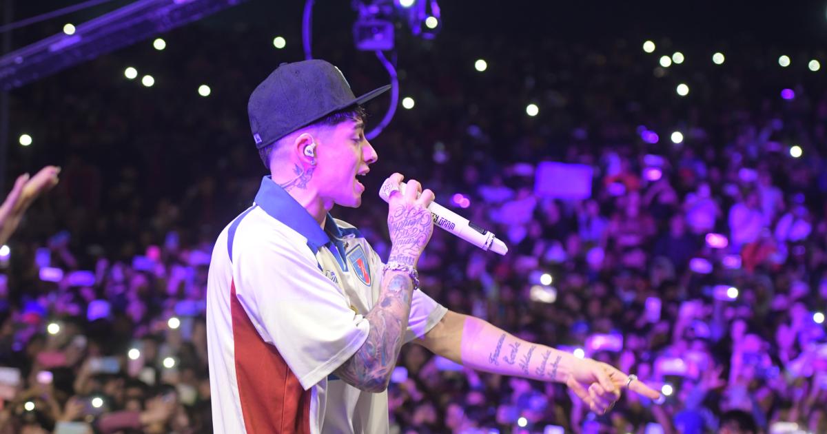 VIDEO  Lauty Gram cantoacute en Plaza Antildeoranzas por el Diacutea del Amigo