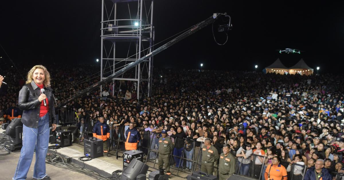 Fuentes saludoacute a maacutes de 10 mil joacutevenes que colmaron plaza Antildeoranzas en el diacutea del amigo