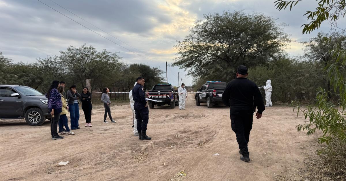 LUTO Y MISTERIO- Los policías realizan pericias en el sector del B Alomo donde Priscila se descompensó en el amanecer del 13 de julio pasado