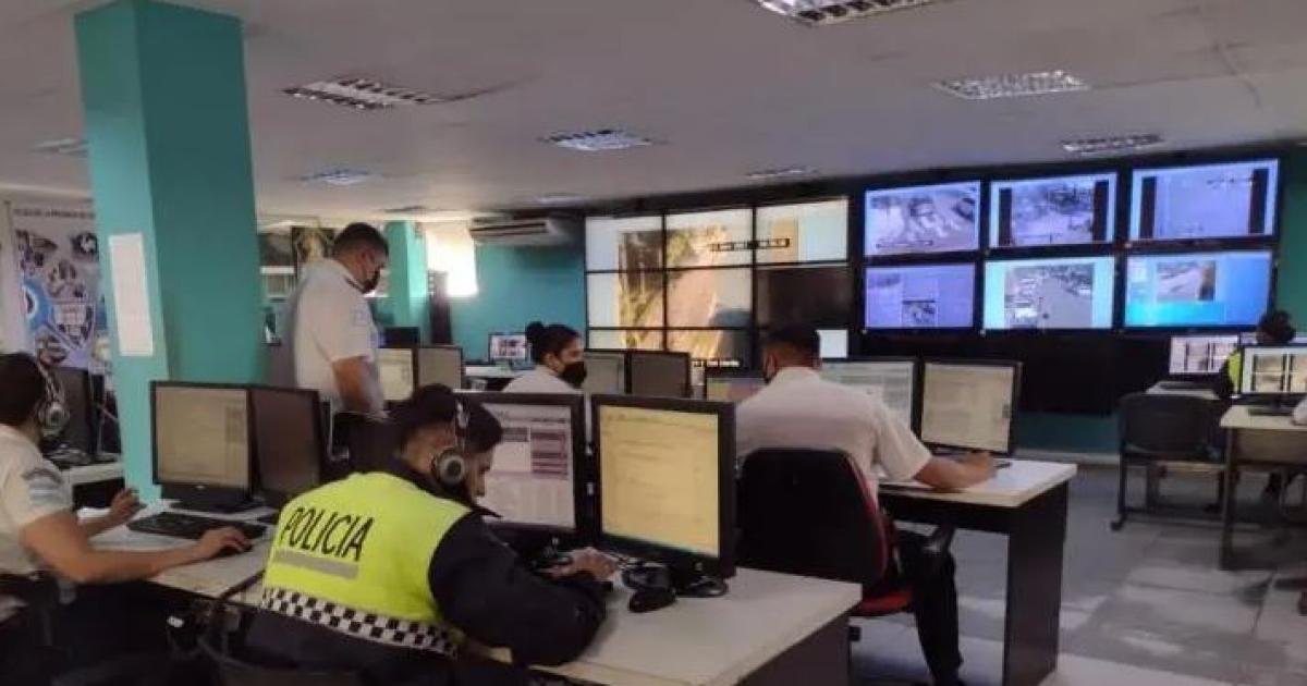 Dos nintildeos escaparon de su casa para pedir ayuda- su madre estaba encerrada y golpeada por su pareja