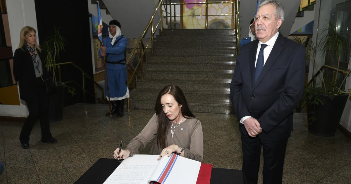 Vaya mi abrazo a cada uno de los santiaguentildeos el escrito de la Vicepresidenta en Santiago