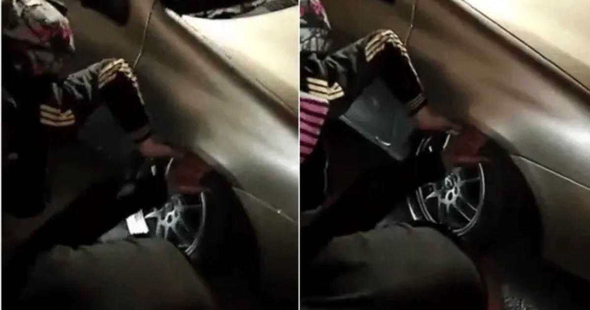 VIDEO- Dos delincuentes intentaban robar ruedas y quedaron atascados en el auto