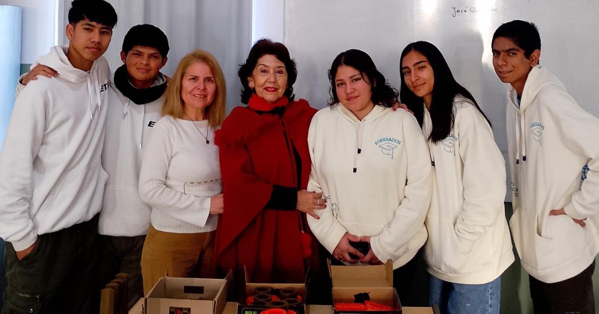 Nintildeos con artritis idiopaacutetica juvenil reciben adaptadores para manipular elementos