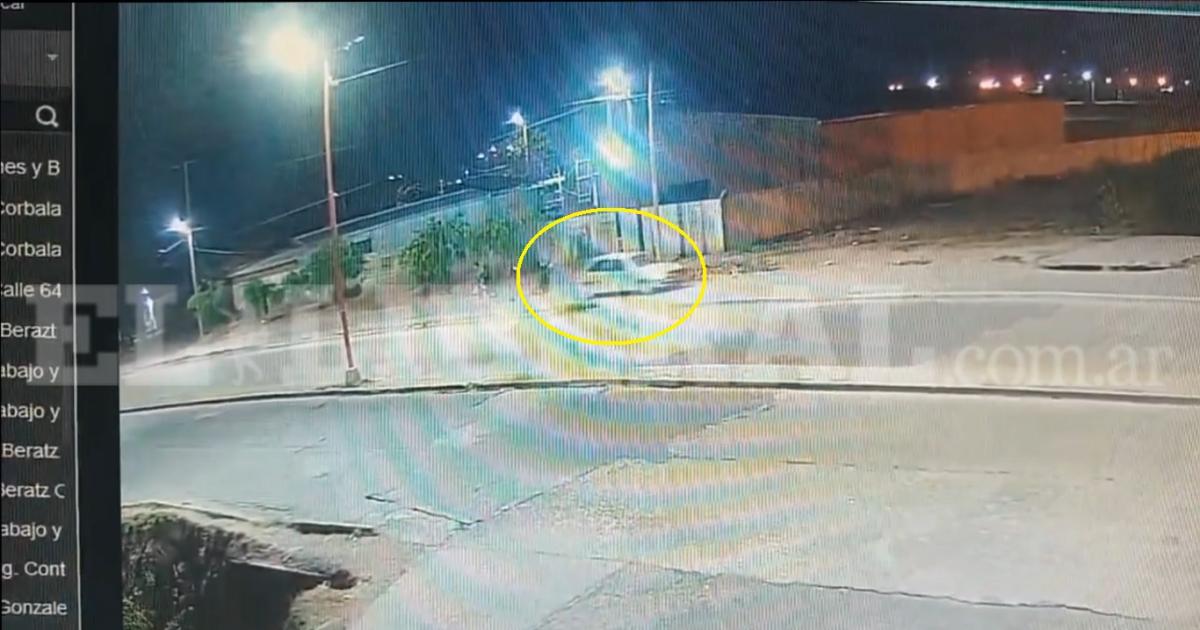 BRUTAL VIDEO Cabo de la policiacutea ebrio chocoacute a un ciclista lo matoacute y huyoacute con la bici sobre el capoacute de su auto