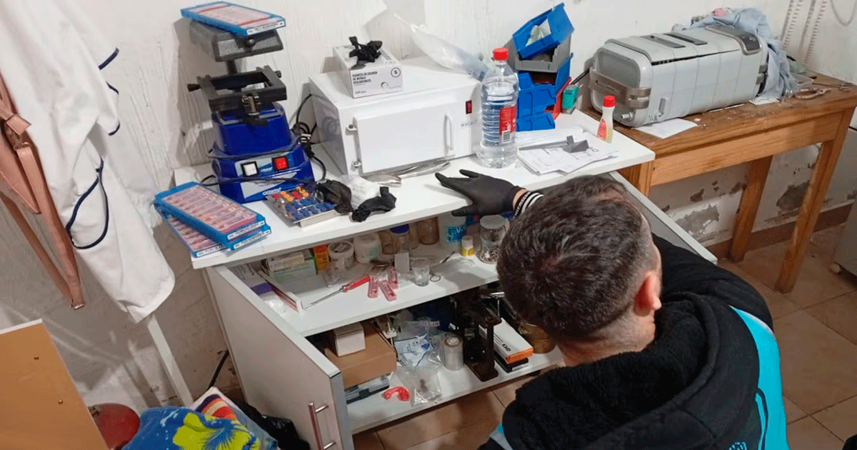 La policía realizando el allanamiento en el consultorio