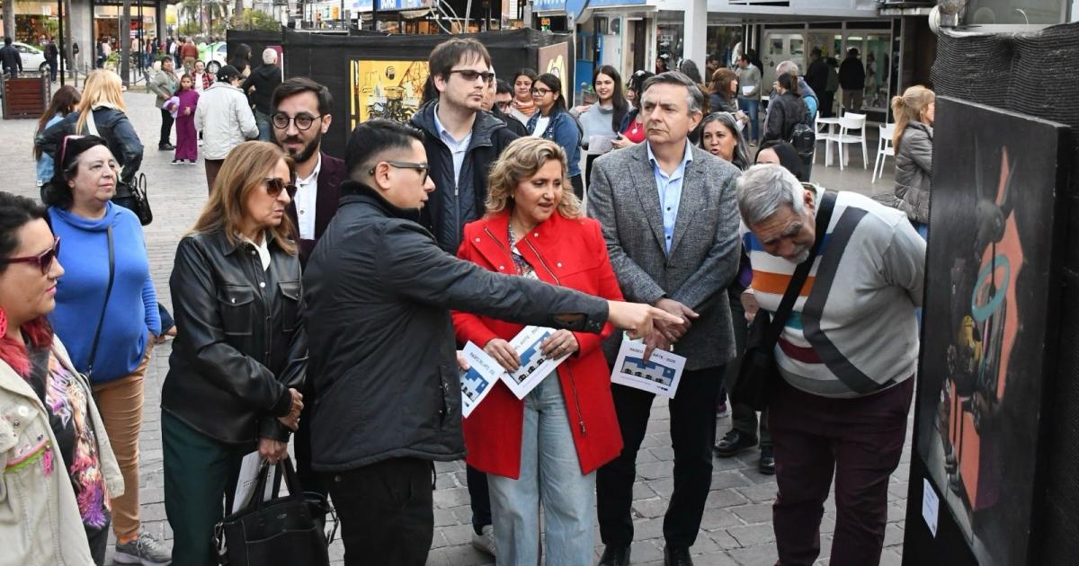  Fuentes valoroacute el trabajo de artistas y escultores en el Paseo del Arte de plaza Libertad