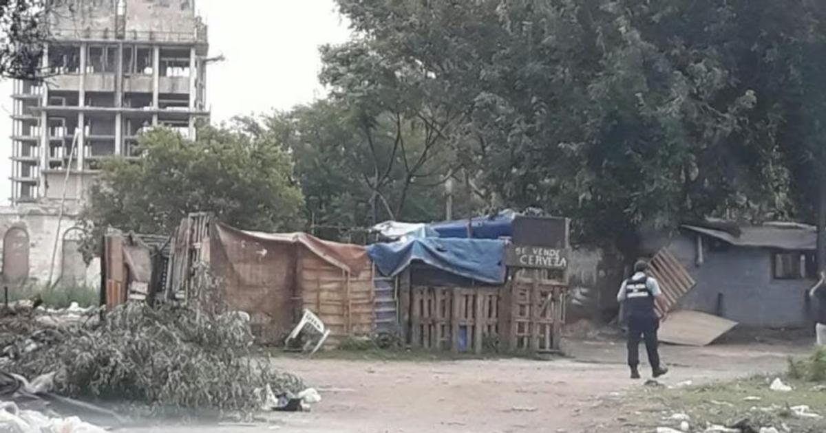 Conectaba un artefacto y murió electrocutado