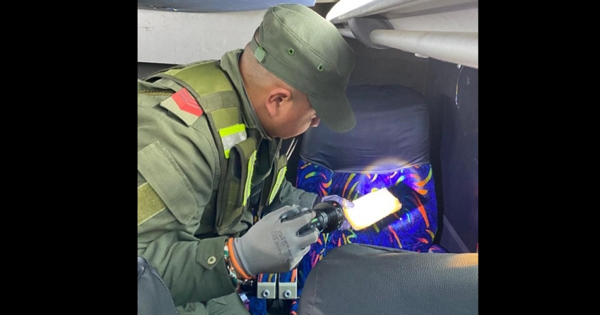 Dos bolivianas llevaban de Salta a Buenos Aires maacutes de  40 millones en cocaiacutena