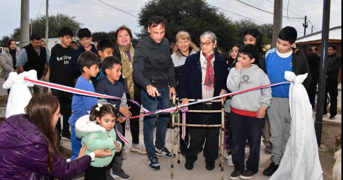 Inauguran otra plazoleta deportiva en un barrio de Fernaacutendez