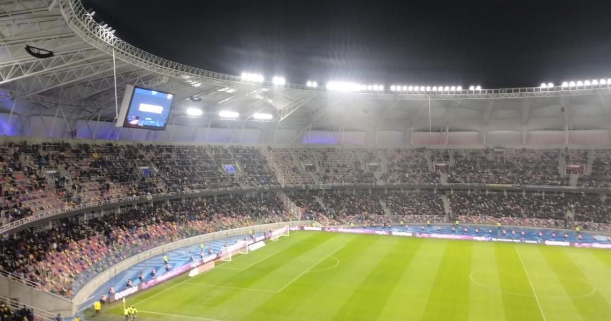 La gente copoacute el Estadio Uacutenico Madre de Ciudades pese a la intensa llovizna